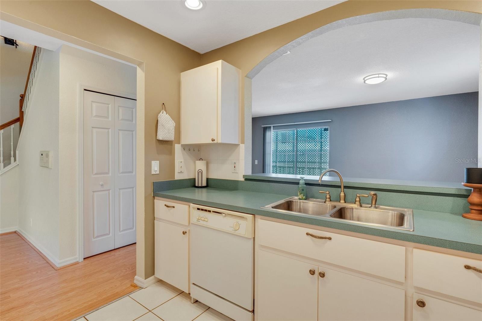 8198 EAGLES PARK DR, ST PETERSBURG, FL, 33709