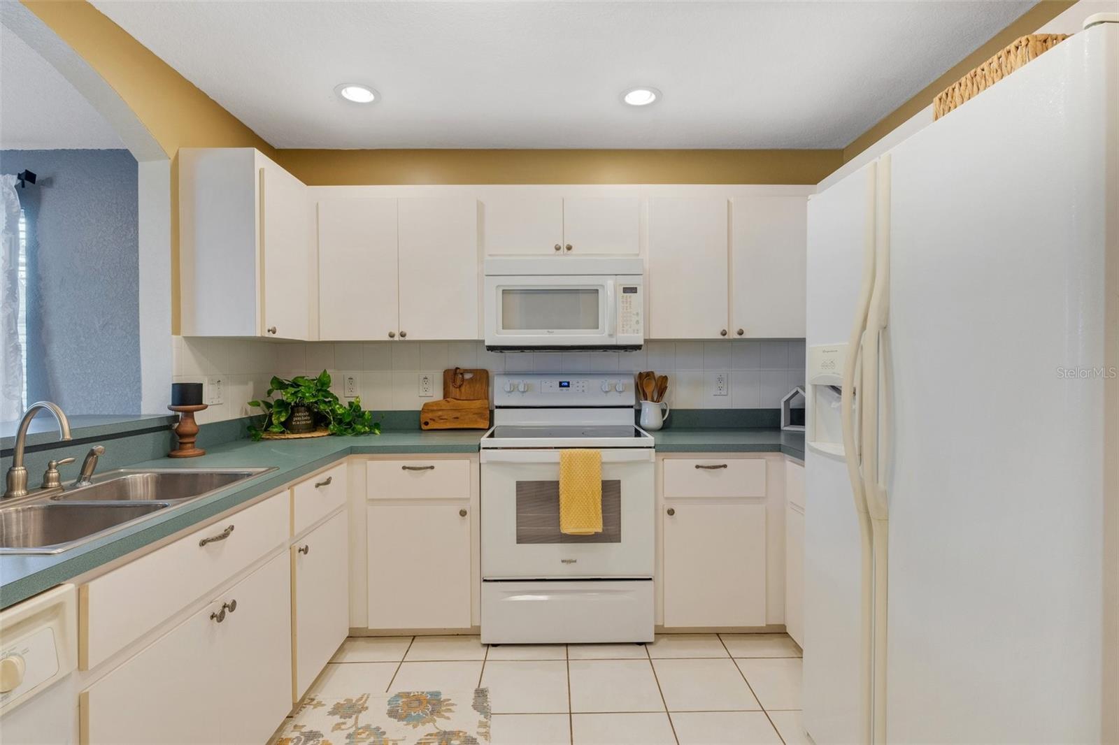 8198 EAGLES PARK DR, ST PETERSBURG, FL, 33709