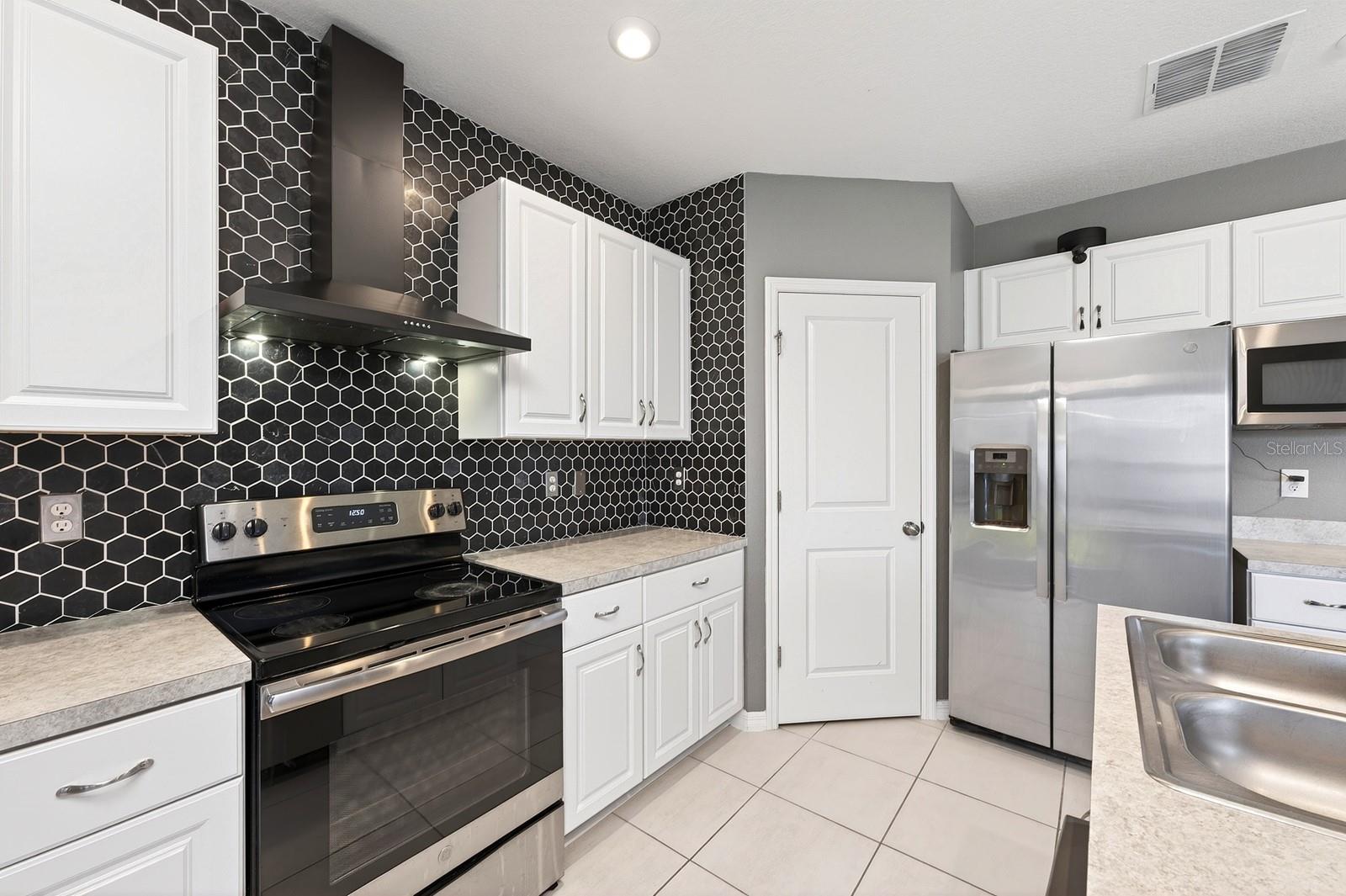 596 MEADOW BEND DR, DAVENPORT, FL, 33837