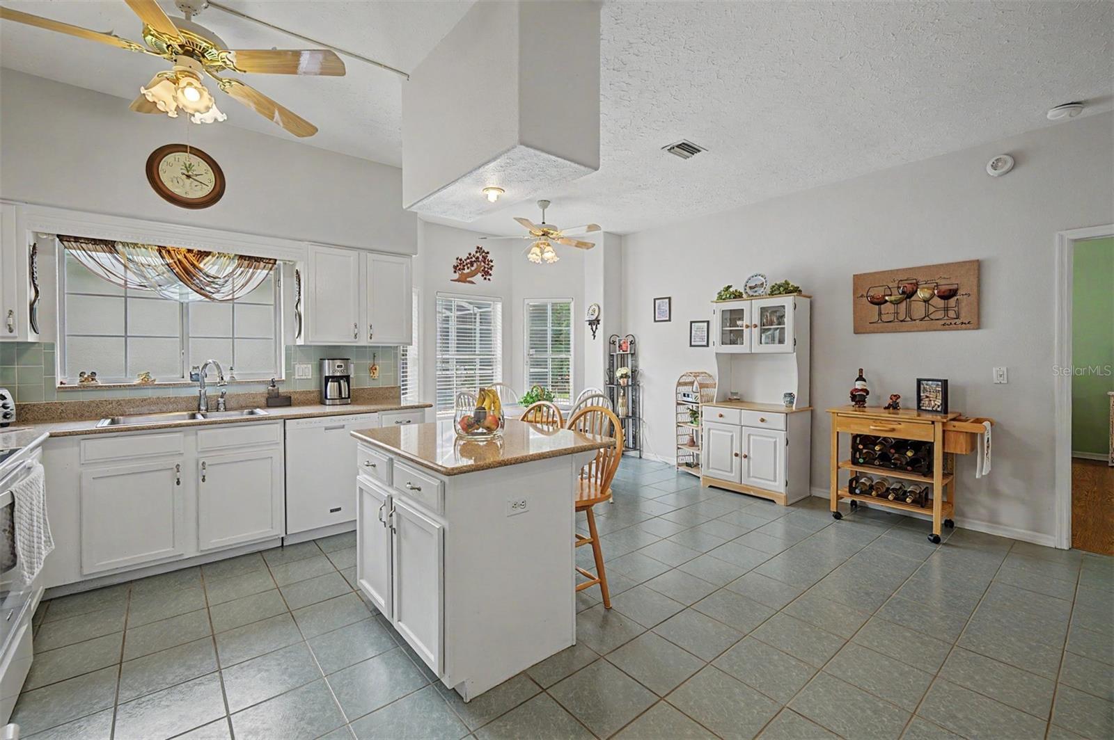 6634 NORTHLAKE DR, ZEPHYRHILLS, FL, 33542