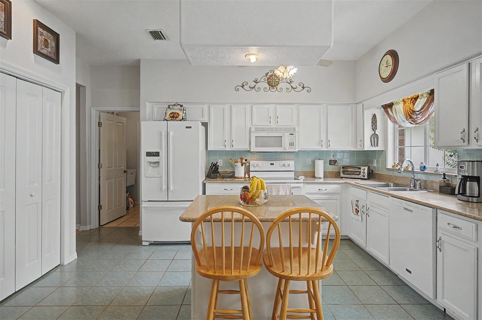 6634 NORTHLAKE DR, ZEPHYRHILLS, FL, 33542