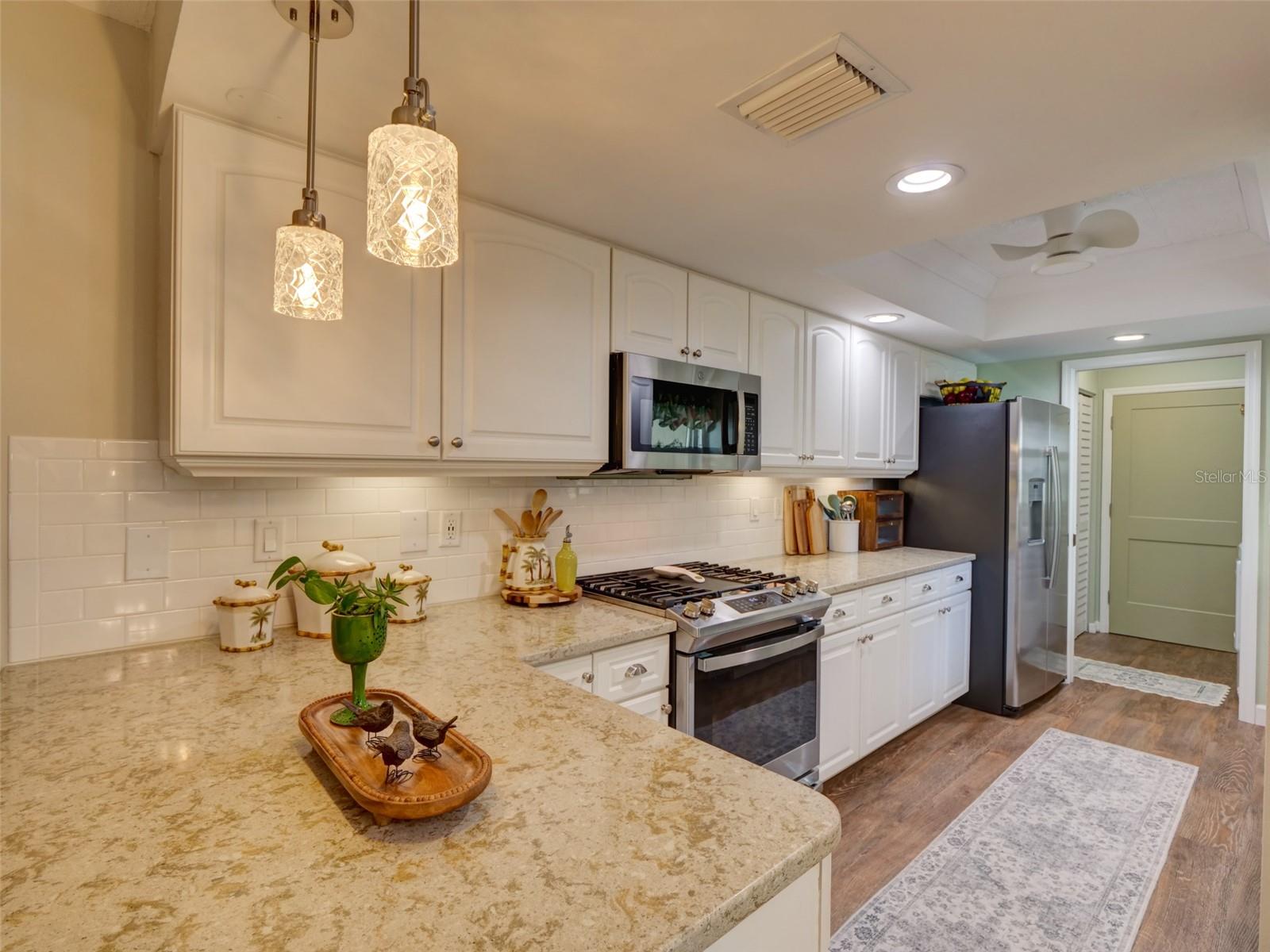 100 S TREMAIN ST #G2, MOUNT DORA, FL, 32757