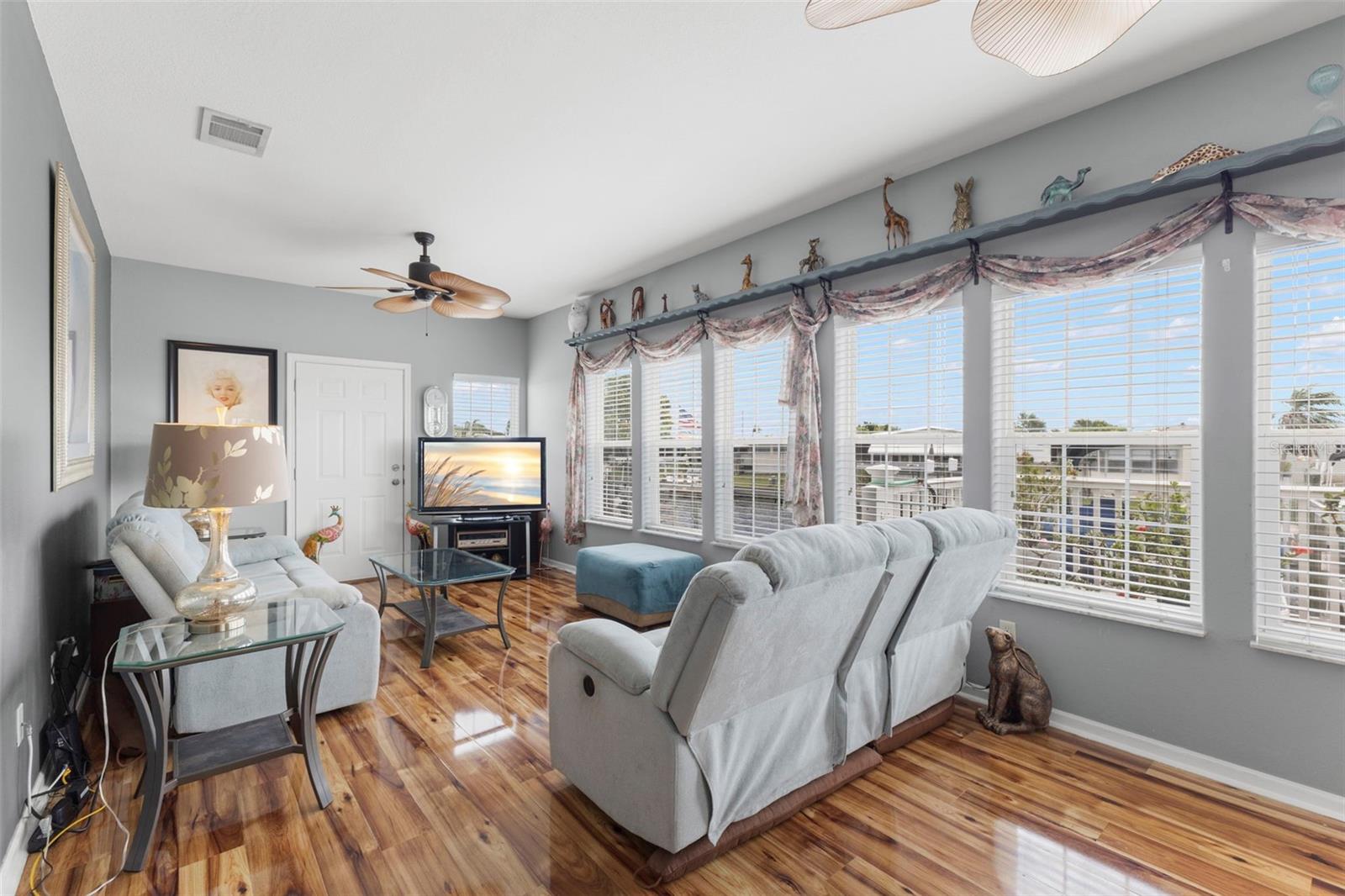 124 AMERICANA CT NE #214, ST PETERSBURG, FL, 33702