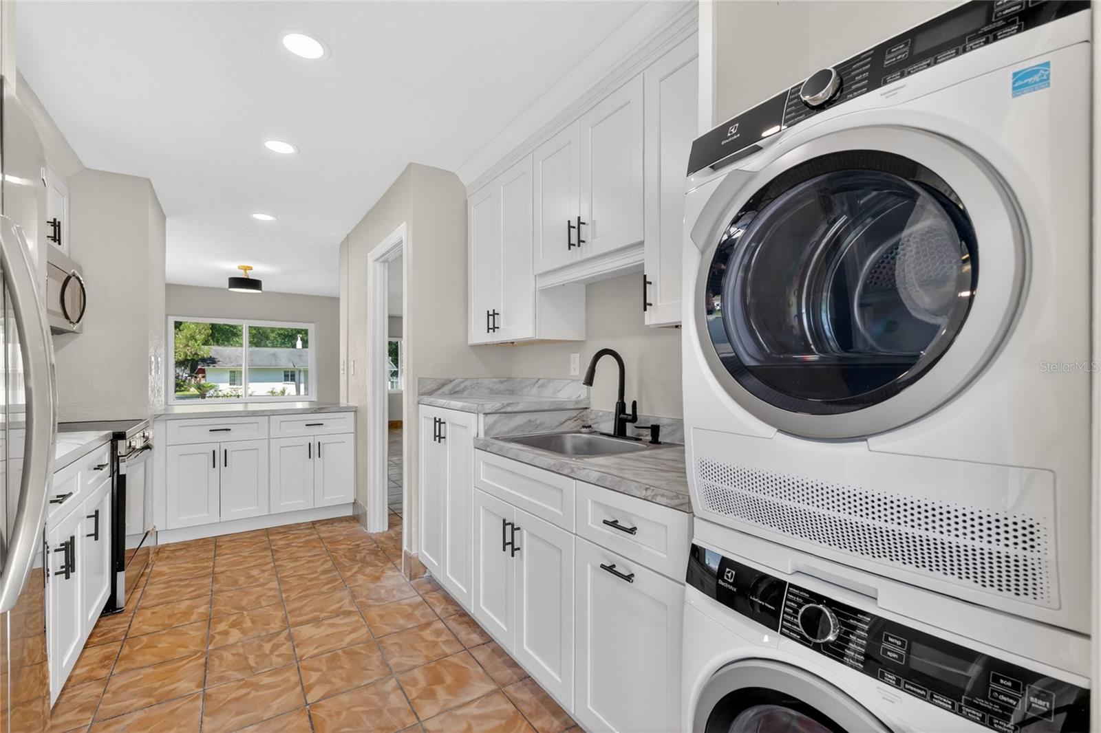 1012 N BAKER ST, MOUNT DORA, FL, 32757