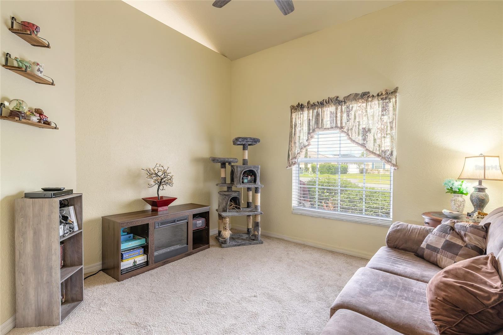 8 LAMOYNE LN, PALM COAST, FL, 32137