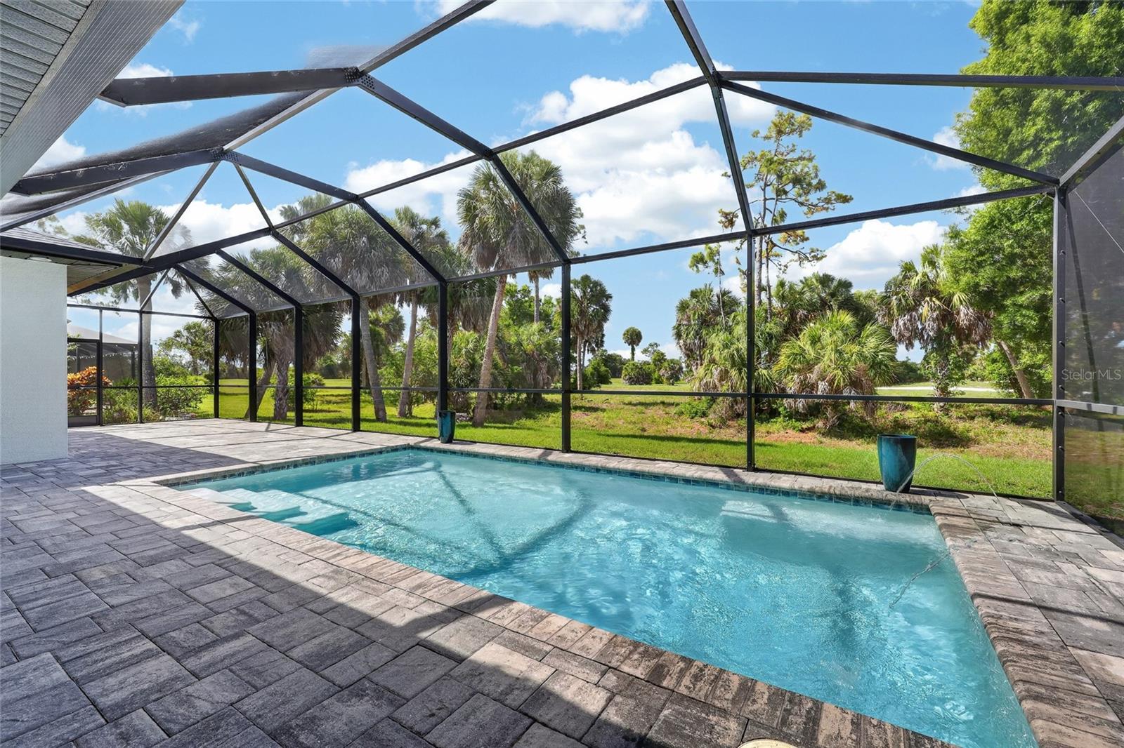 592 ROTONDA CIR, ROTONDA WEST, FL, 33947