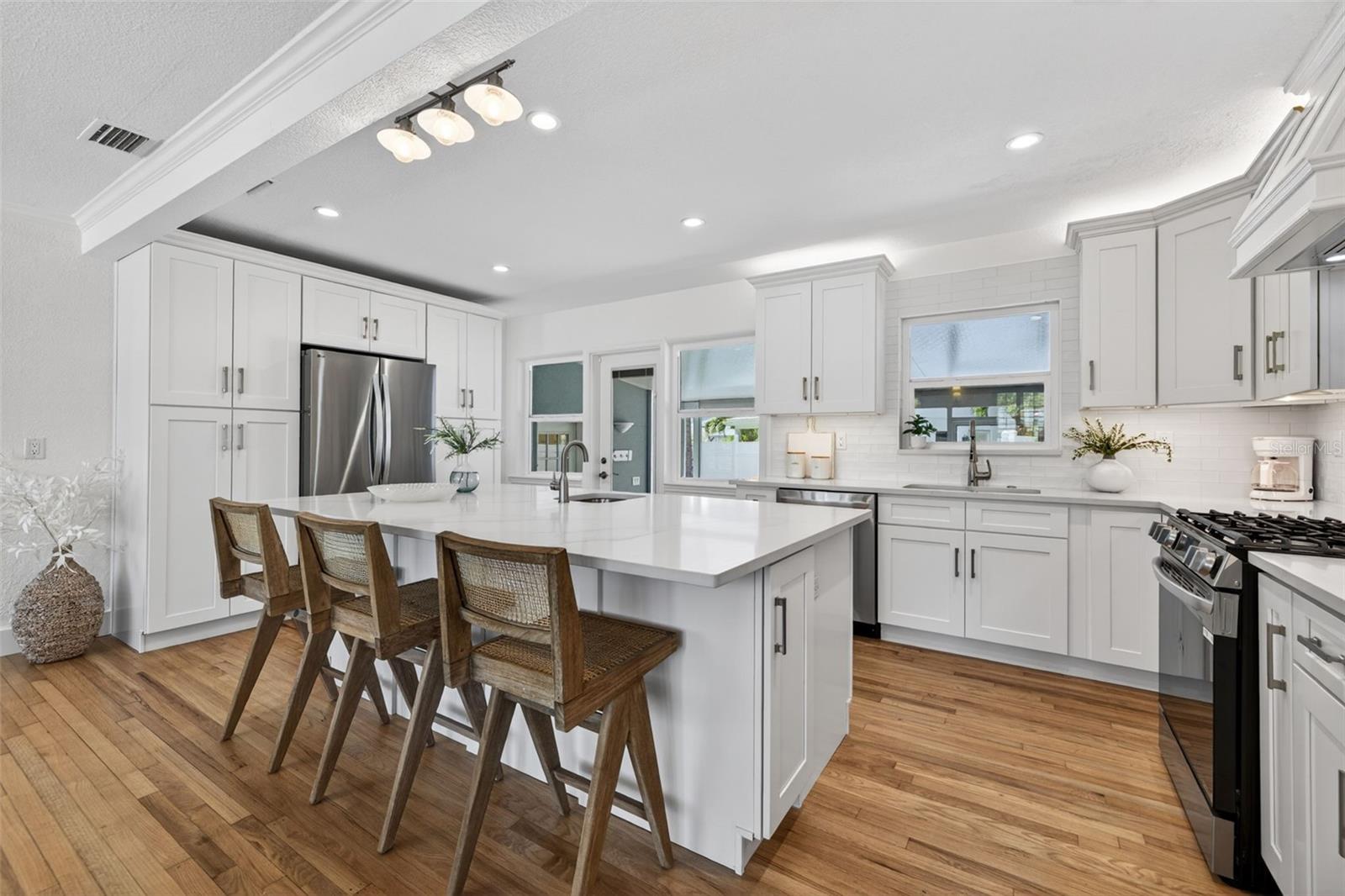 976 NARCISSUS AVE, CLEARWATER BEACH, FL, 33767