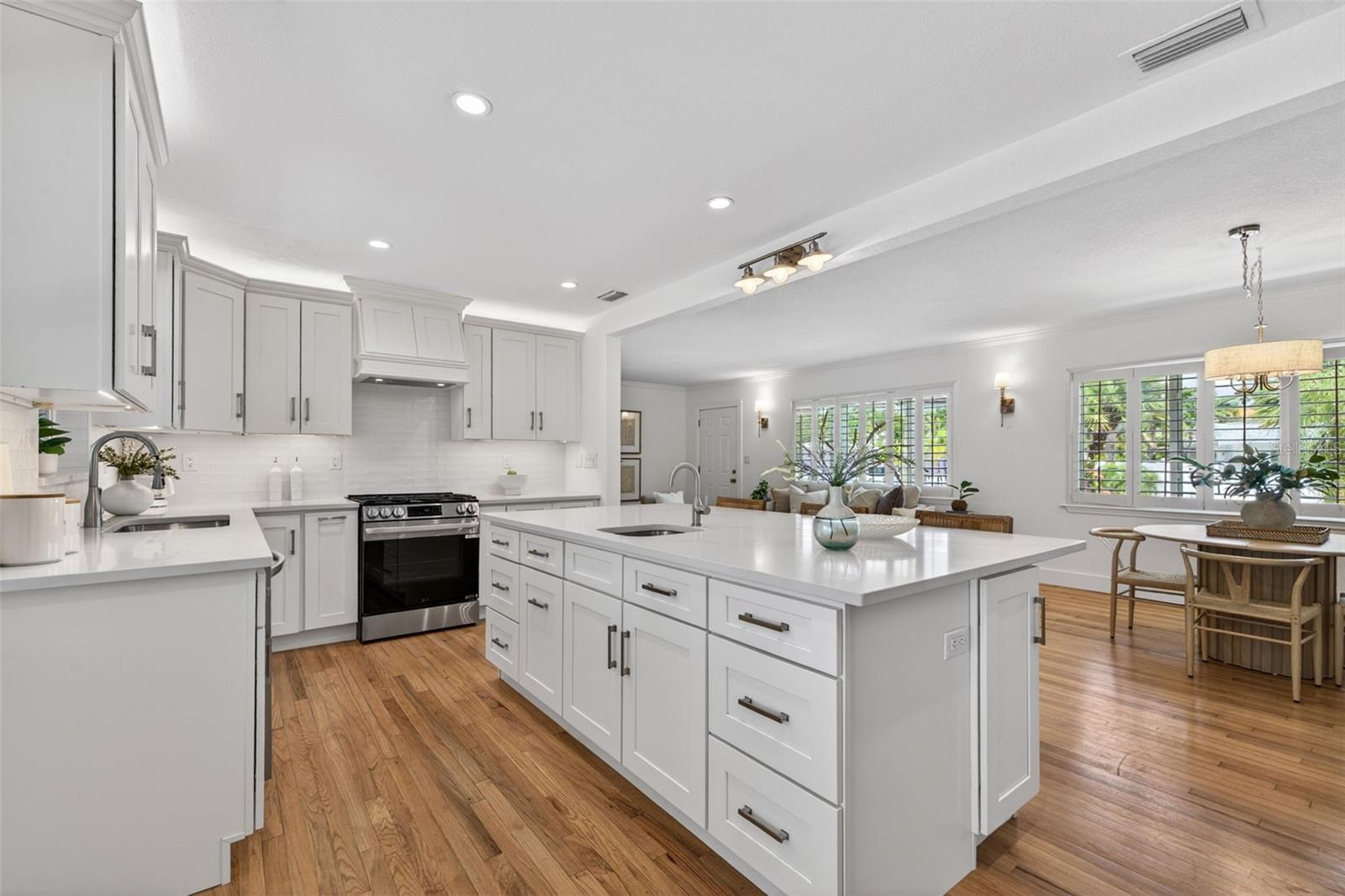 976 NARCISSUS AVE, CLEARWATER BEACH, FL, 33767