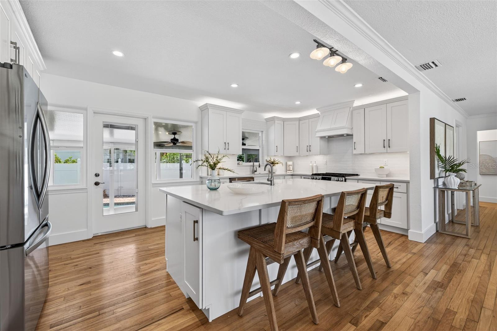 976 NARCISSUS AVE, CLEARWATER BEACH, FL, 33767