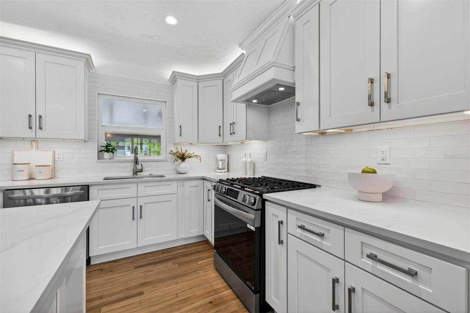 976 NARCISSUS AVE, CLEARWATER BEACH, FL, 33767