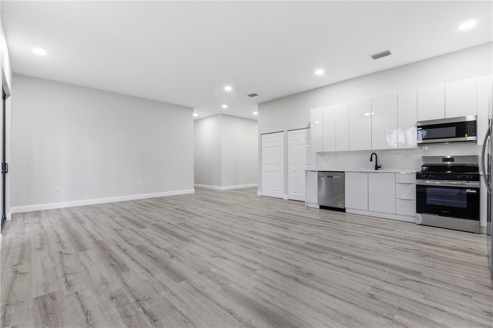 923 MILWAUKEE BLVD, LEHIGH ACRES, FL, 33974