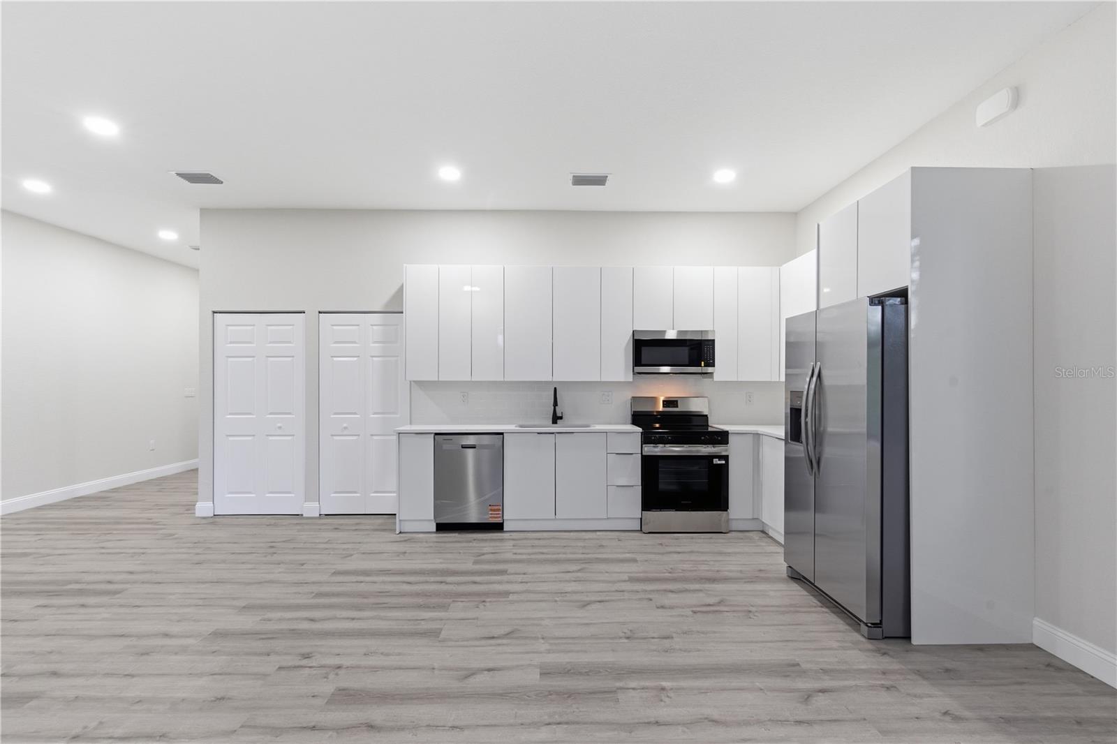 923 MILWAUKEE BLVD, LEHIGH ACRES, FL, 33974