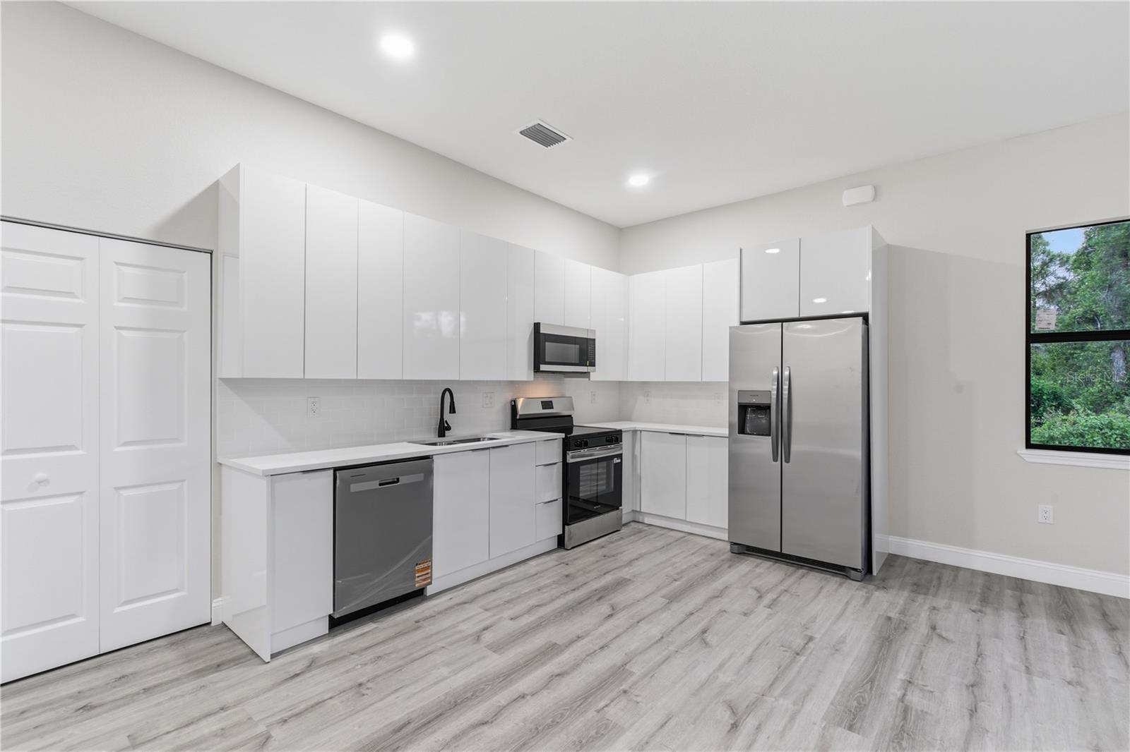 923 MILWAUKEE BLVD, LEHIGH ACRES, FL, 33974