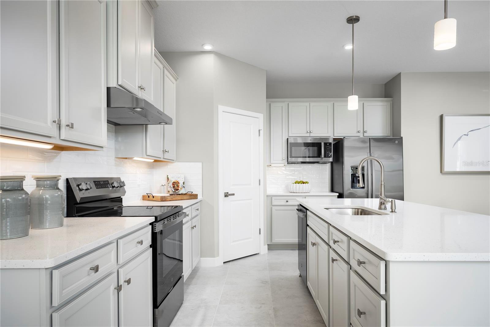 22146 PINE GROVE LOOP, LEESBURG, FL, 34748