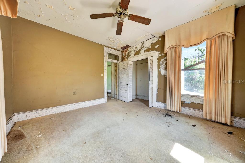 102 S TROWELL AVE, UMATILLA, FL, 32784