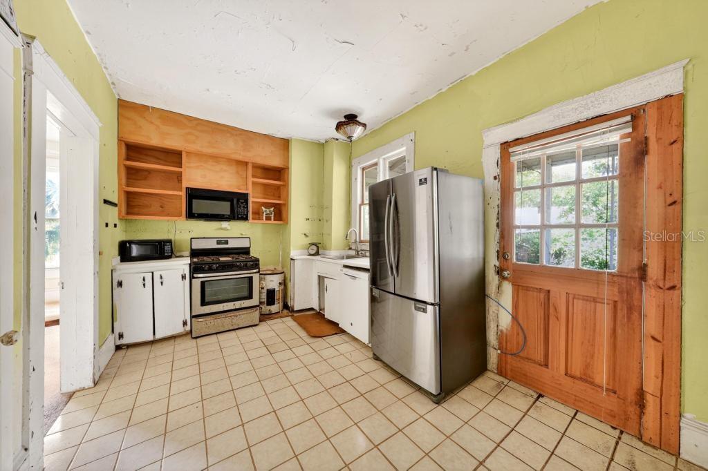 102 S TROWELL AVE, UMATILLA, FL, 32784