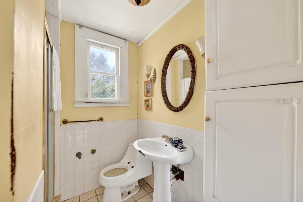 102 S TROWELL AVE, UMATILLA, FL, 32784