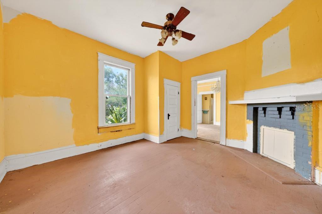 102 S TROWELL AVE, UMATILLA, FL, 32784