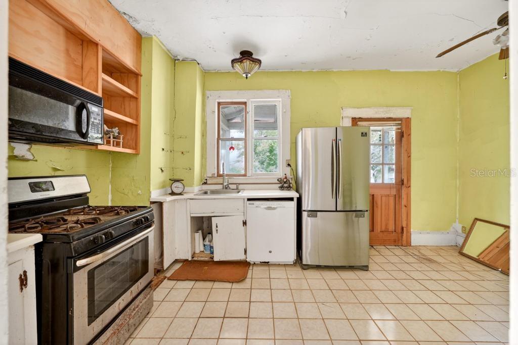102 S TROWELL AVE, UMATILLA, FL, 32784