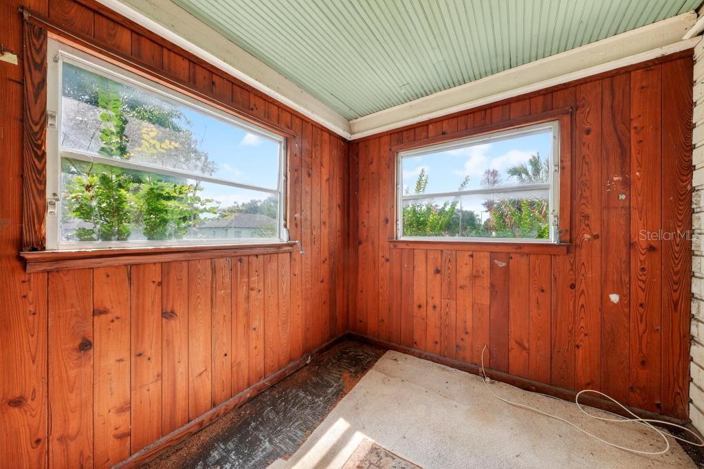 102 S TROWELL AVE, UMATILLA, FL, 32784