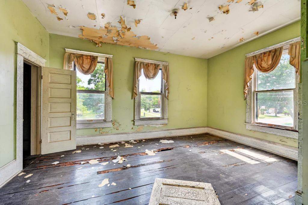 102 S TROWELL AVE, UMATILLA, FL, 32784