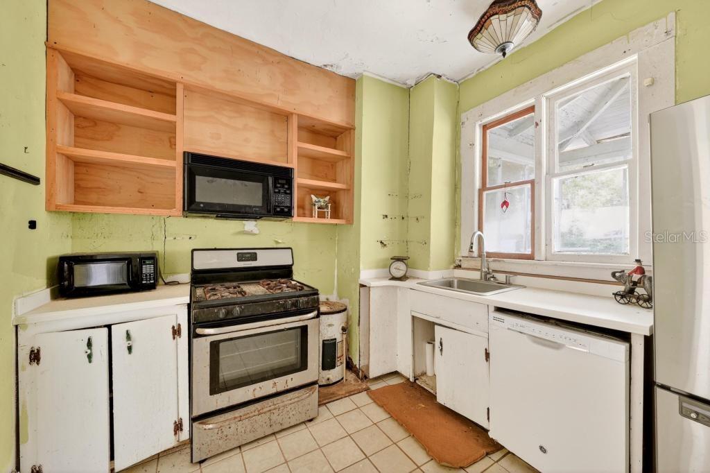 102 S TROWELL AVE, UMATILLA, FL, 32784