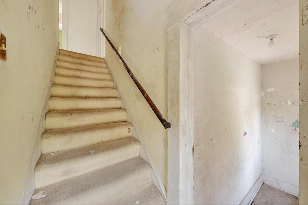102 S TROWELL AVE, UMATILLA, FL, 32784