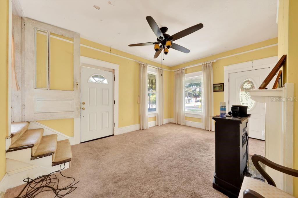 102 S TROWELL AVE, UMATILLA, FL, 32784