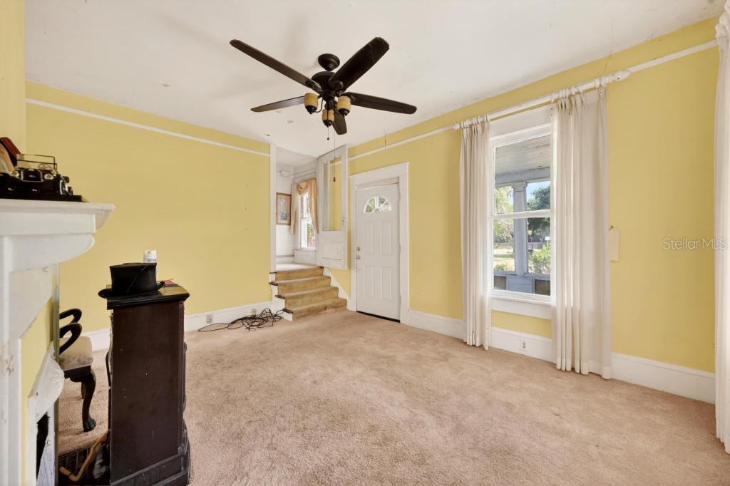 102 S TROWELL AVE, UMATILLA, FL, 32784