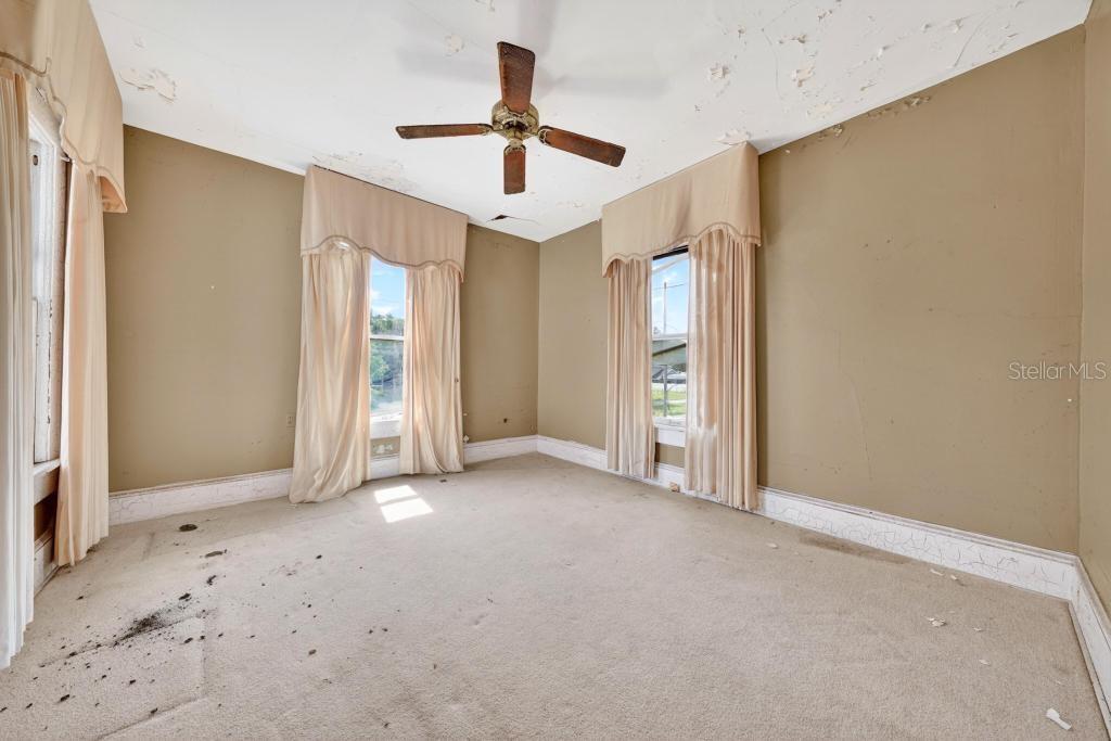 102 S TROWELL AVE, UMATILLA, FL, 32784