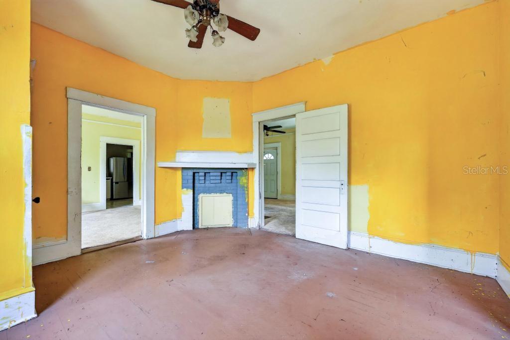 102 S TROWELL AVE, UMATILLA, FL, 32784