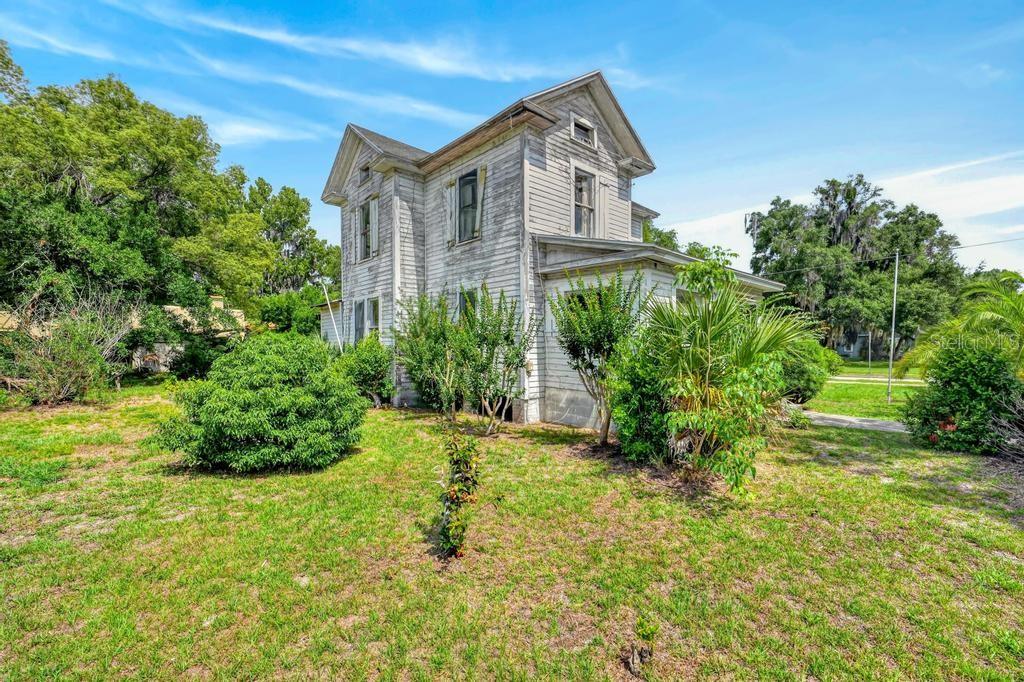 102 S TROWELL AVE, UMATILLA, FL, 32784