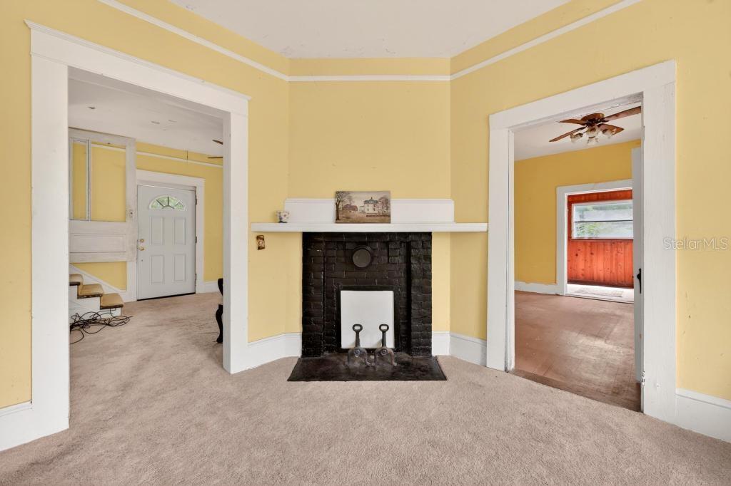 102 S TROWELL AVE, UMATILLA, FL, 32784