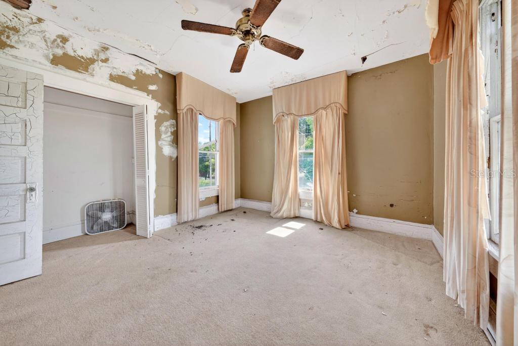 102 S TROWELL AVE, UMATILLA, FL, 32784