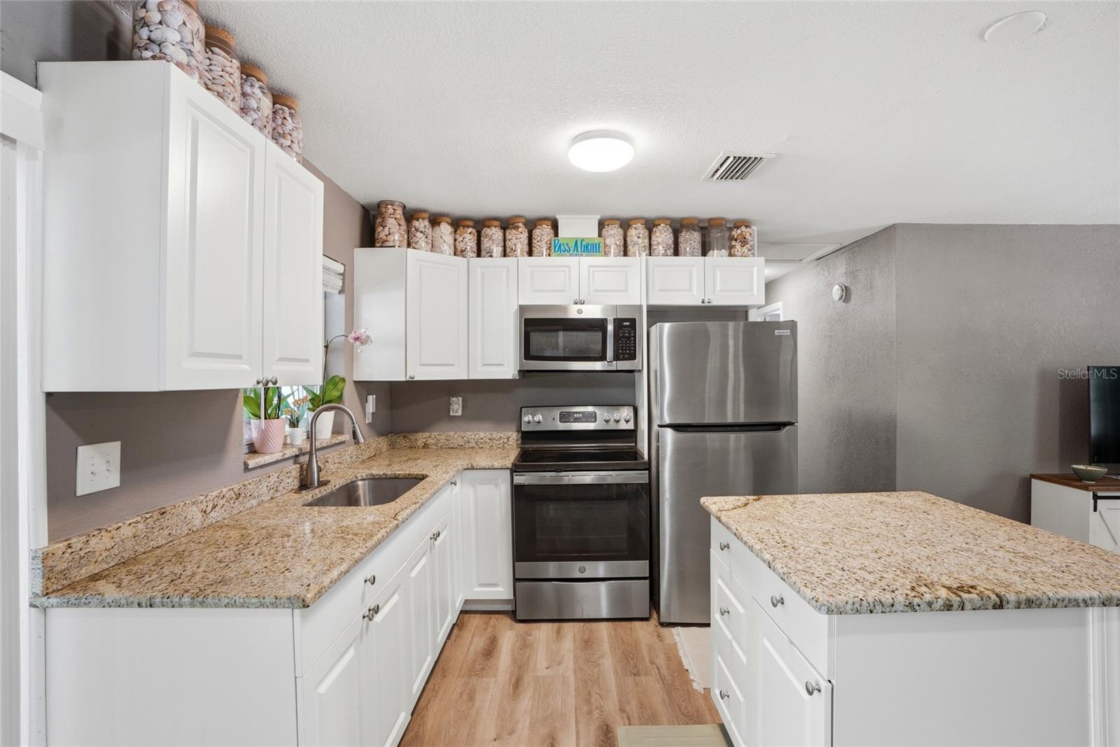 1512 E HANNA AVE, TAMPA, FL, 33610