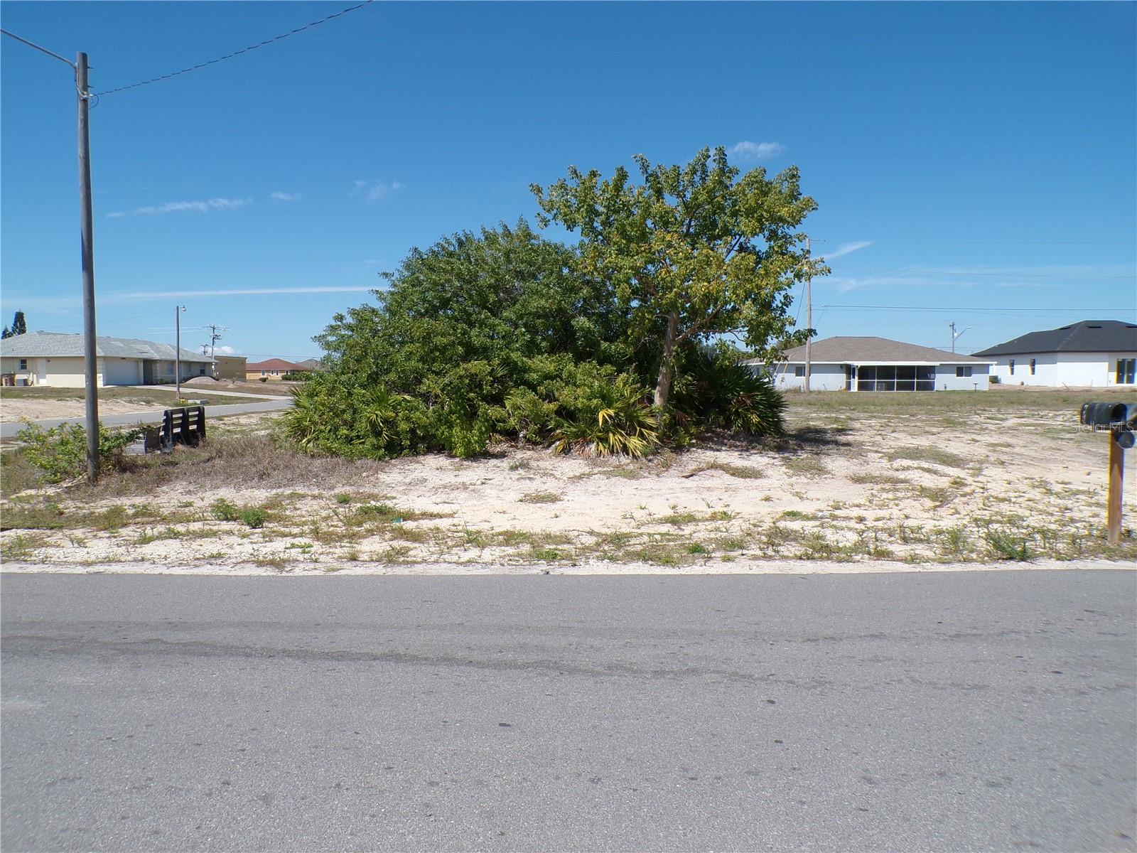 825 NE 15TH LN, CAPE CORAL, FL, 33909