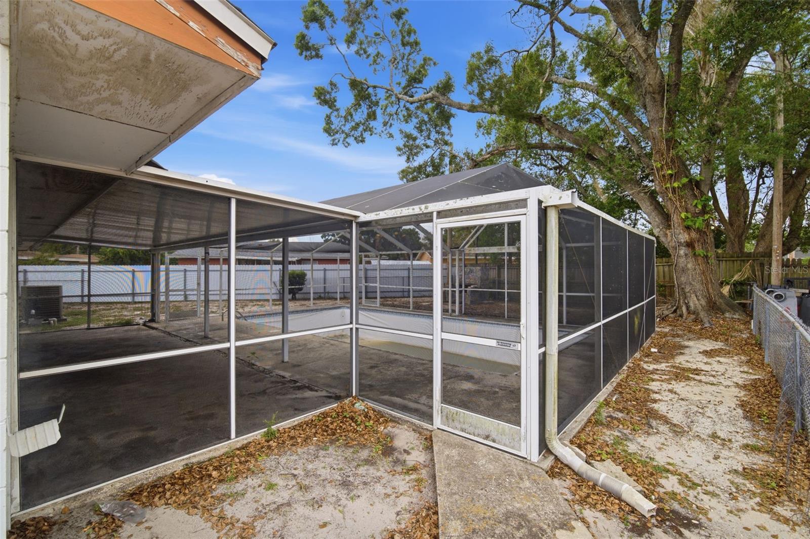 4449 TARPON DR, TAMPA, FL, 33617