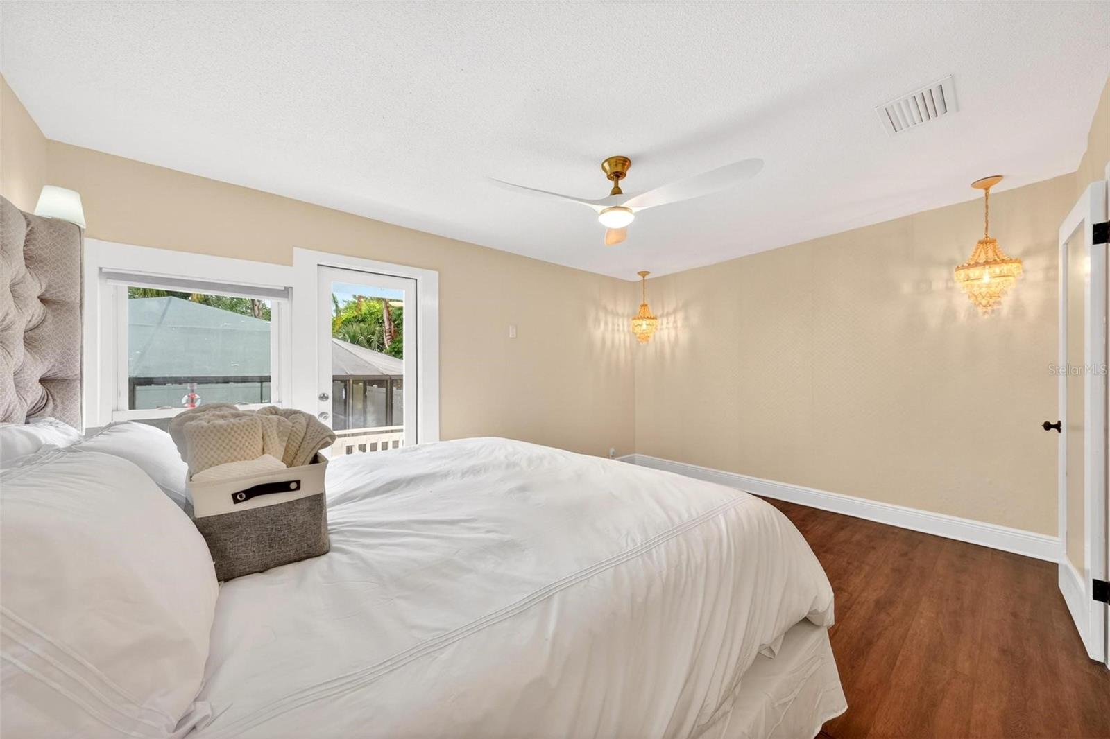 1099 GROVE AVE, MOUNT DORA, FL, 32757