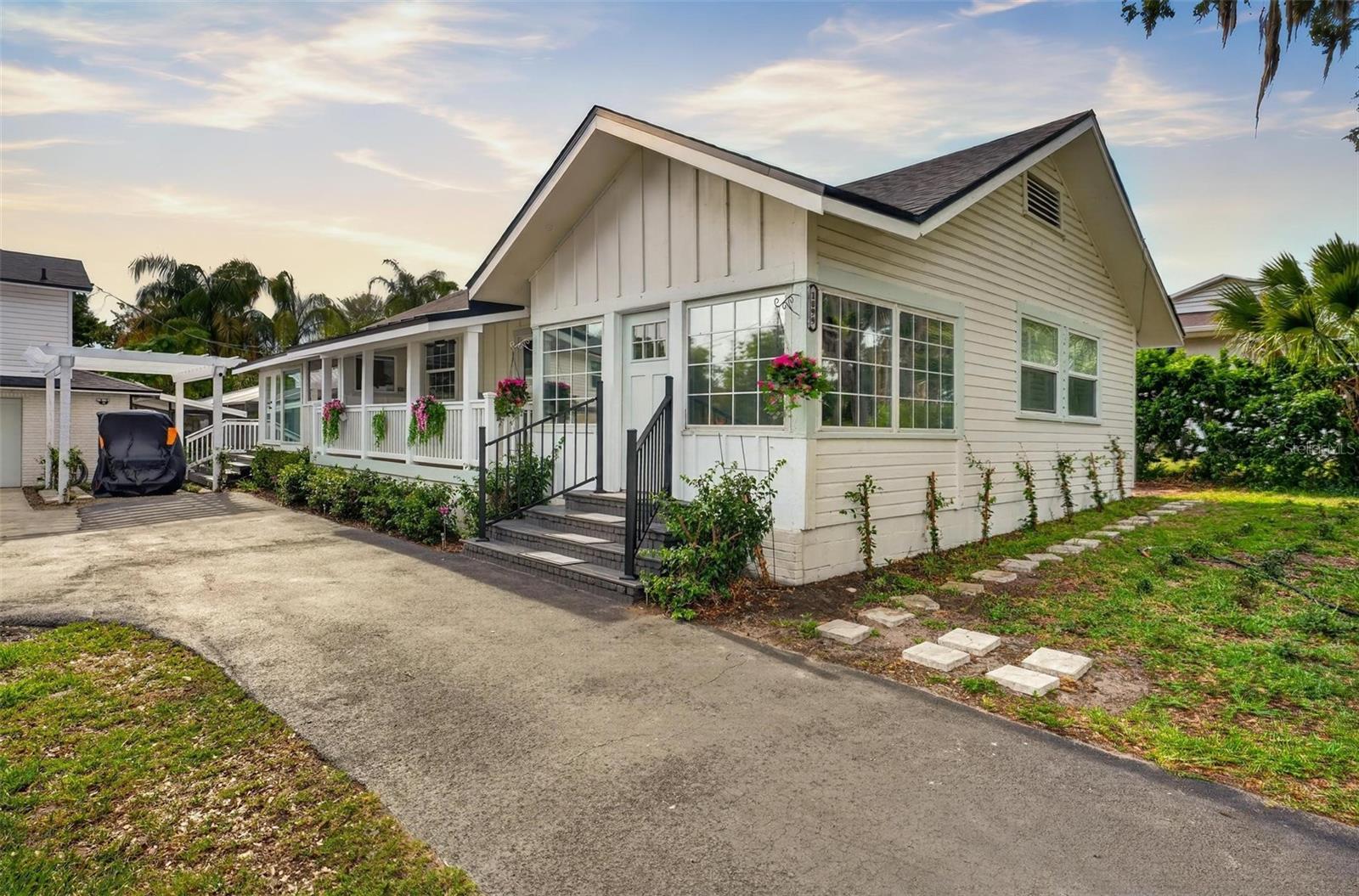 1099 GROVE AVE, MOUNT DORA, FL, 32757