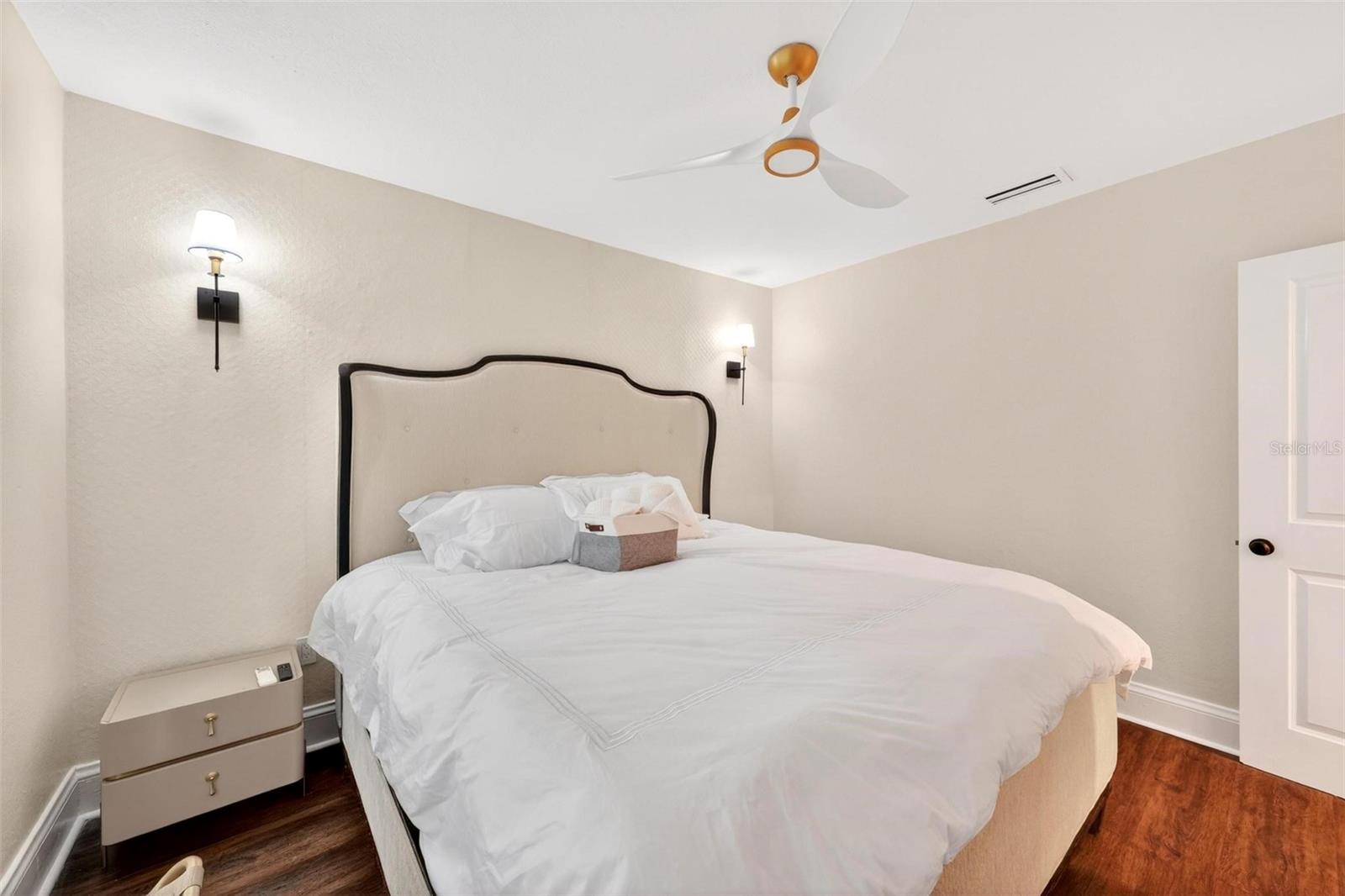 1099 GROVE AVE, MOUNT DORA, FL, 32757