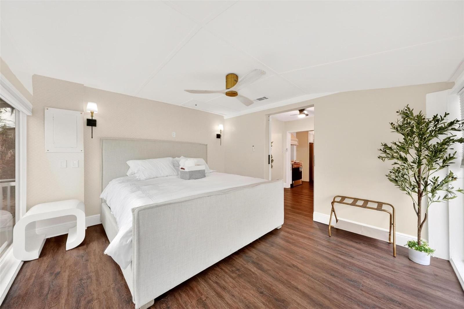 1099 GROVE AVE, MOUNT DORA, FL, 32757