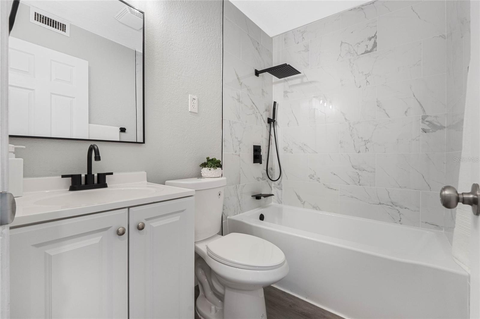 1090 EMERALD DR, MOUNT DORA, FL, 32757