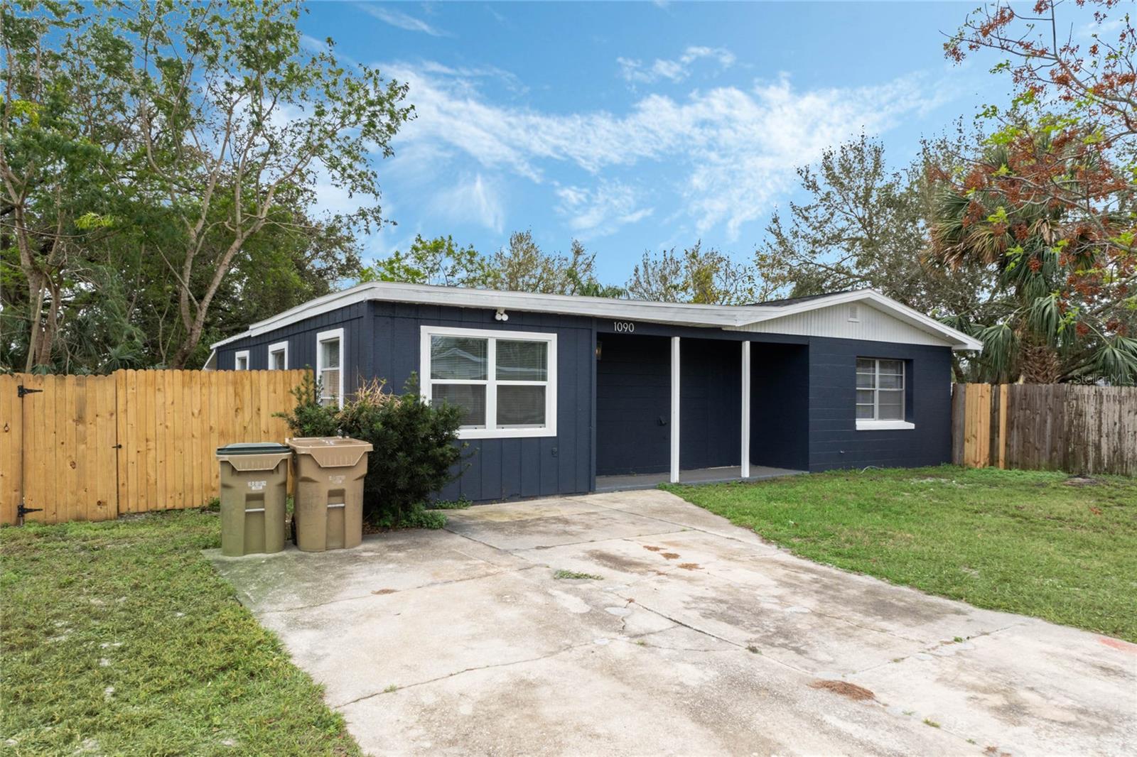 1090 EMERALD DR, MOUNT DORA, FL, 32757