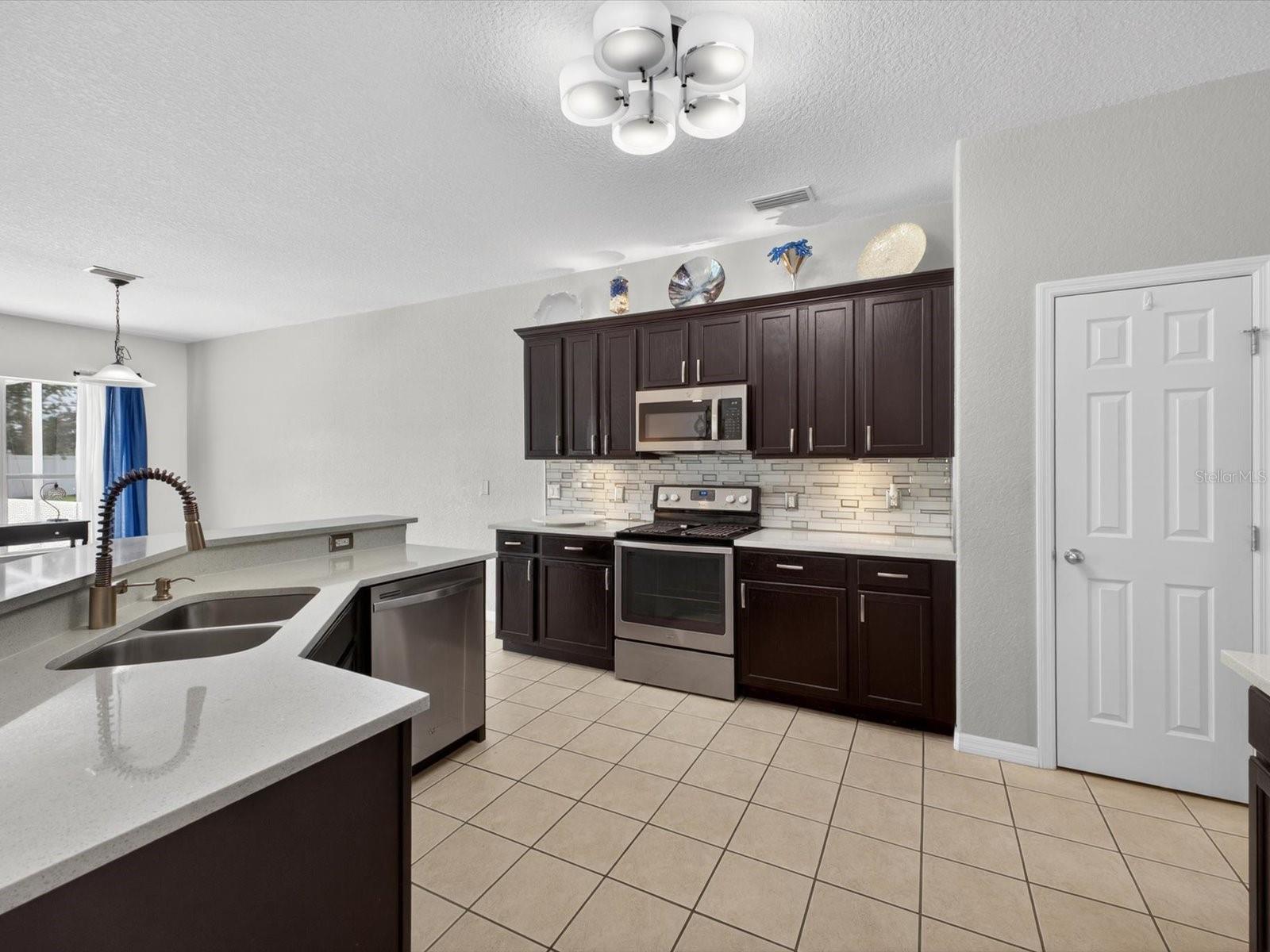 2596 SAND HILL POINT CIR, DAVENPORT, FL, 33837