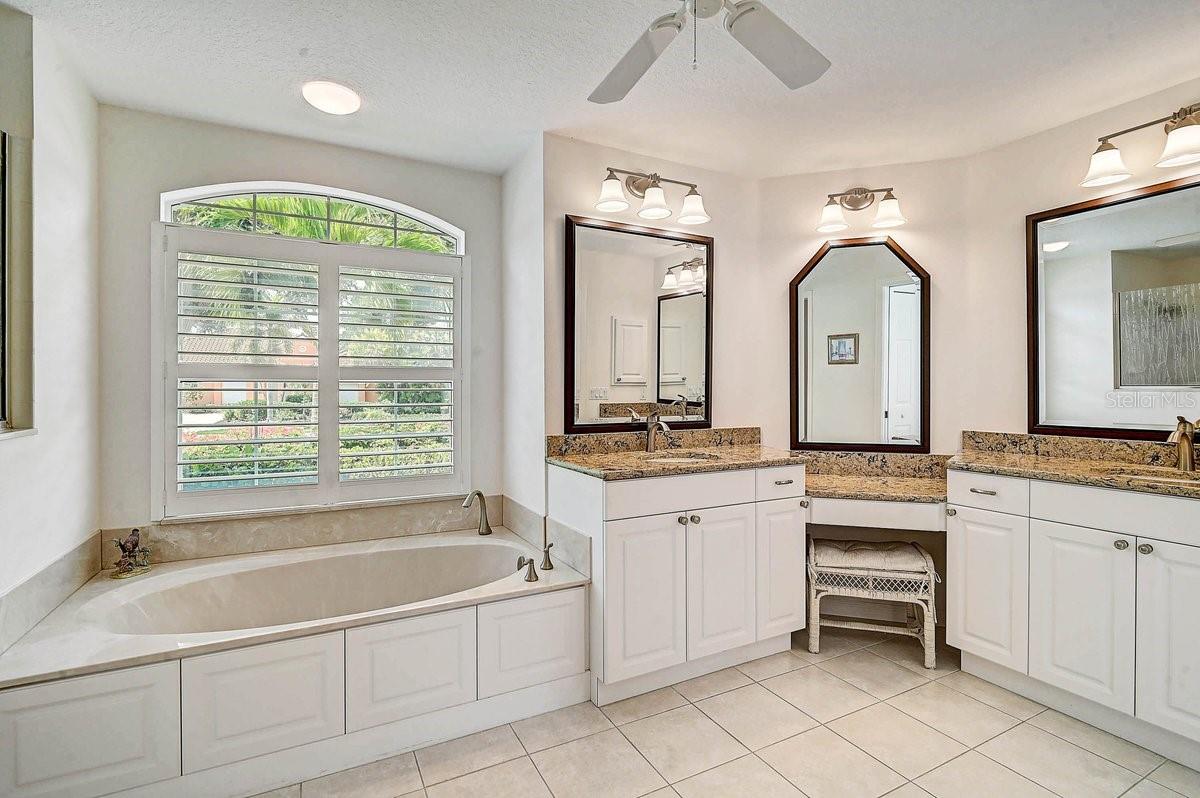 2025 WHITE FEATHER LN, NOKOMIS, FL, 34275