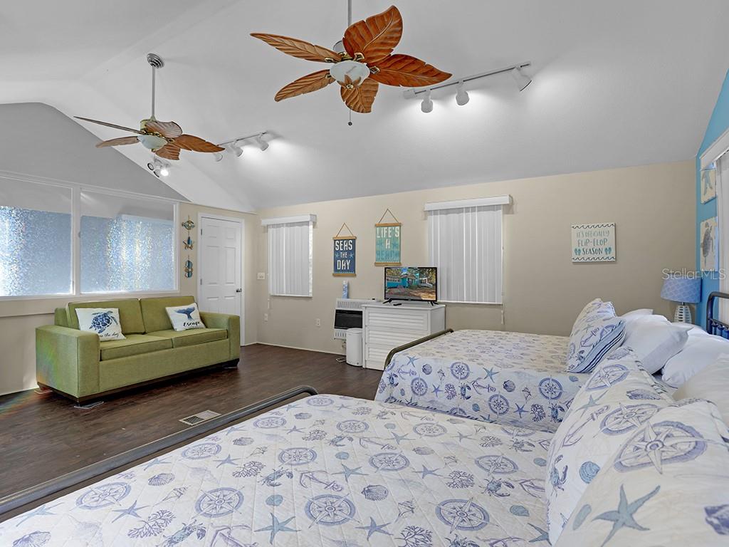 112 8TH ST NE, STEINHATCHEE, FL, 32359