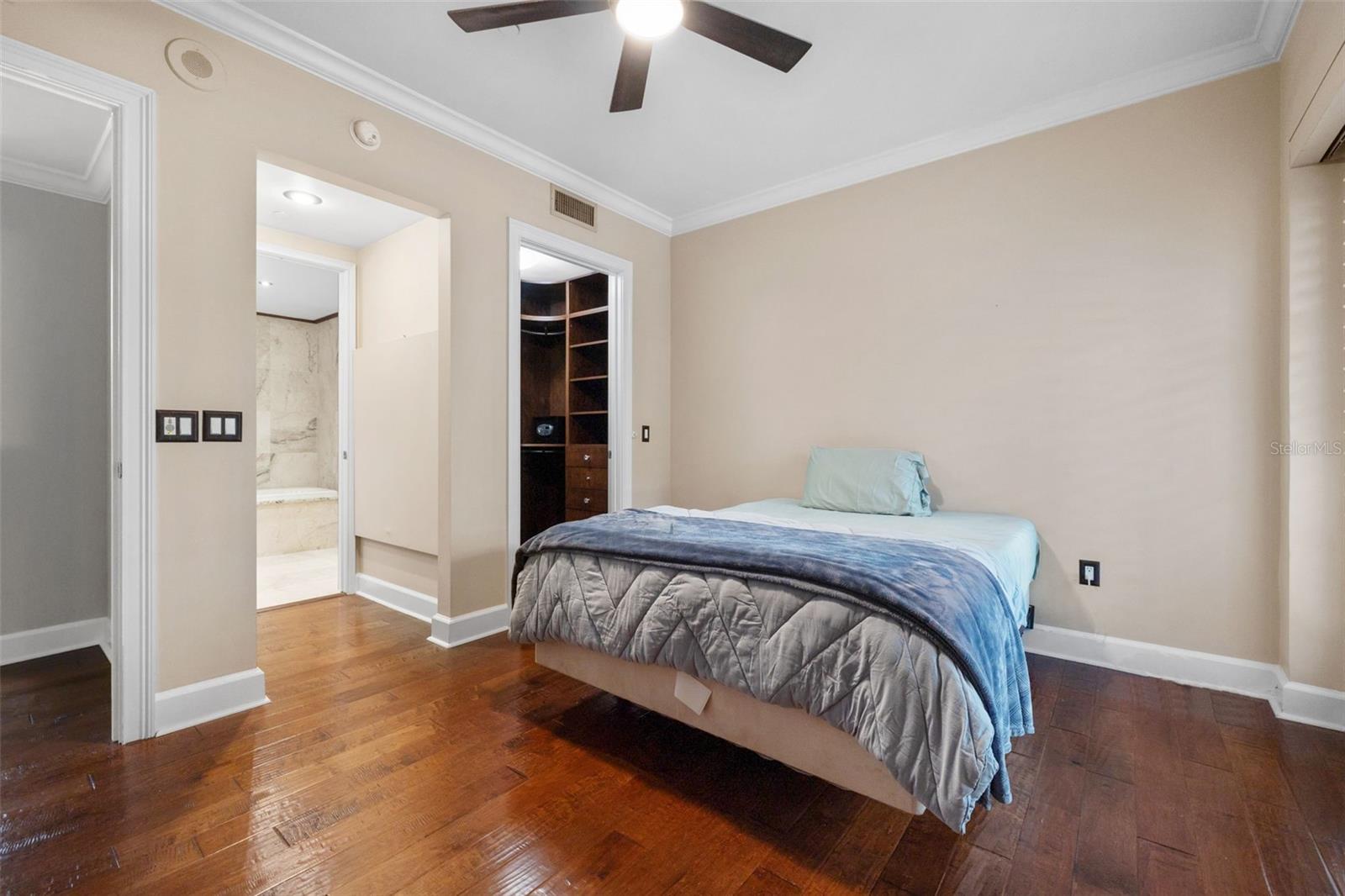 300 BEACH DR NE #305, ST PETERSBURG, FL, 33701