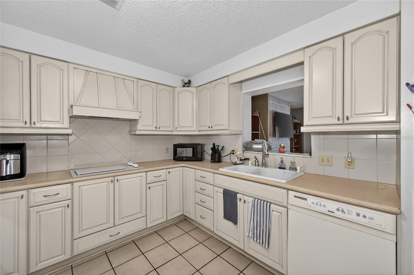 8433 LIMONIA DR, INDIAN LAKE ESTATES, FL, 33855