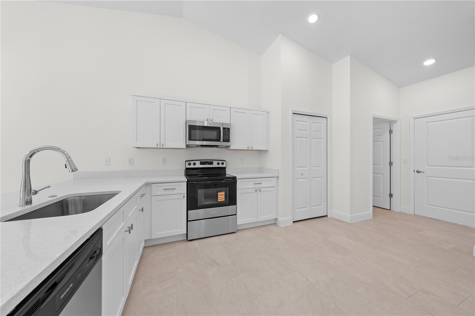 121 S CANOE CREEK RD, KENANSVILLE, FL, 34739