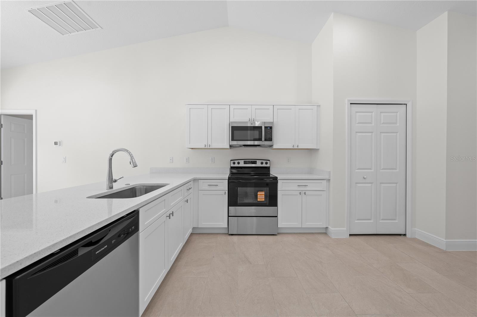 121 S CANOE CREEK RD, KENANSVILLE, FL, 34739